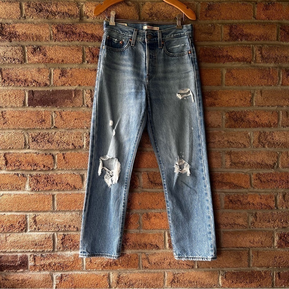 LEVI’S | Blue high waisted distressed leg wedgie straight droit denim jean